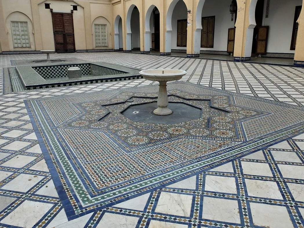 Maroko | Dziedziniec z fontanną w Muzeum Dar Batha w Fezie