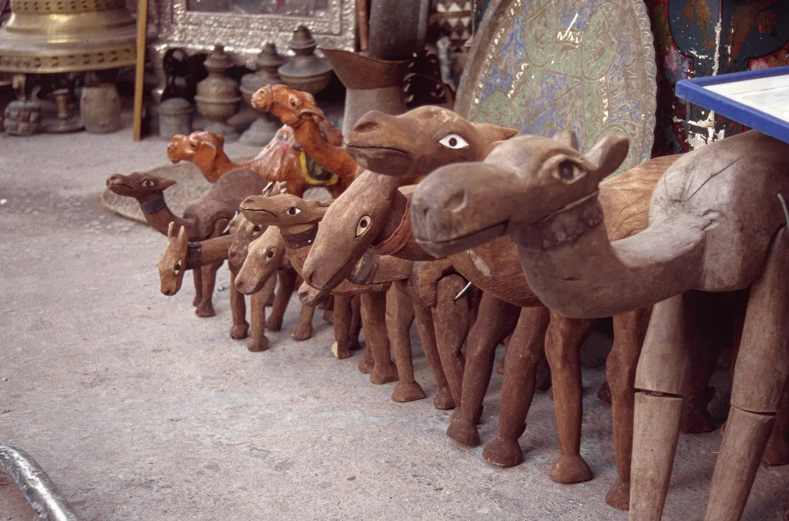 Drewniane figurki wielbłądów