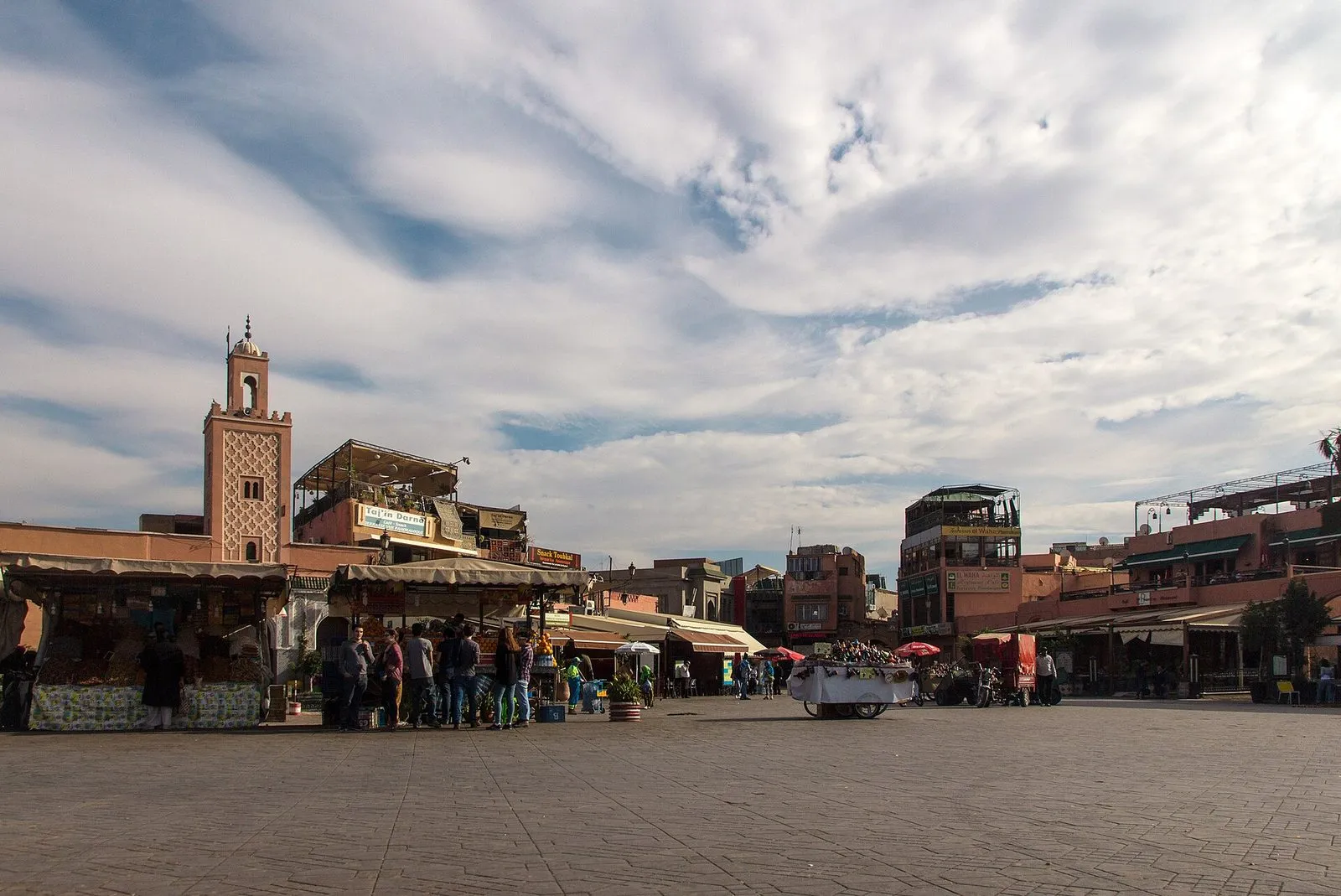 Maroko | Plac Dżemaa el-Fna w Marrakeszu w ciągu dnia