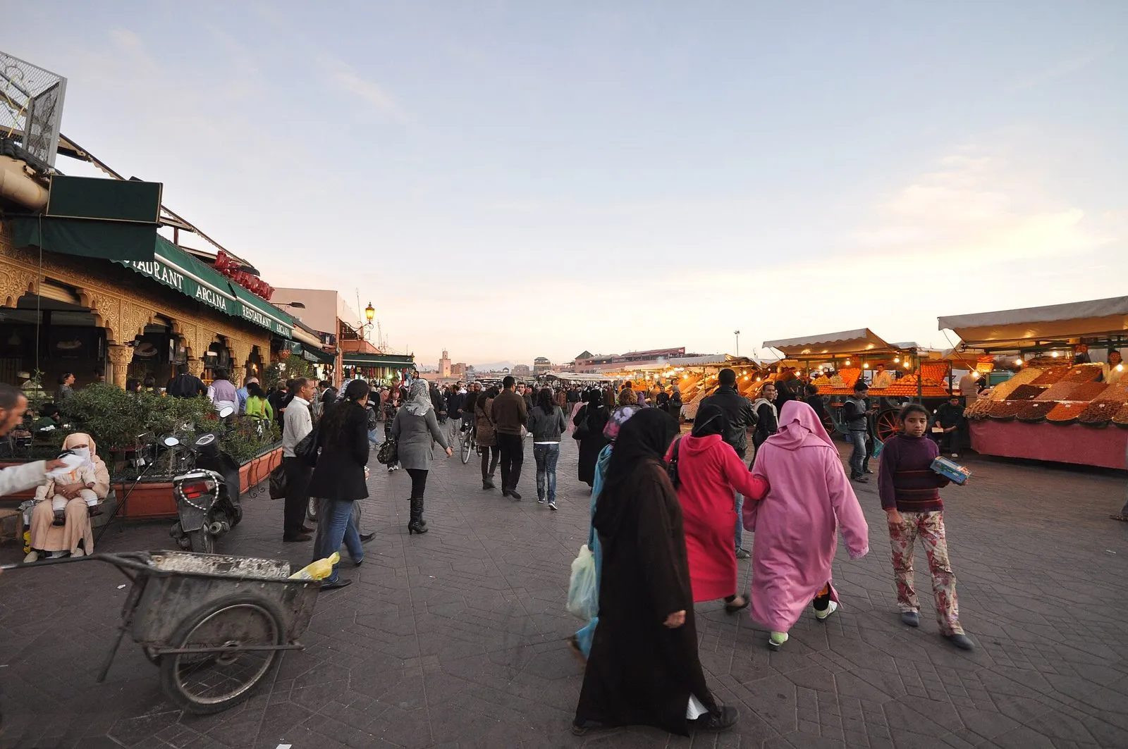 Maroko | Plac Dżemaa el-Fna w Marrakeszu o zmierzchu