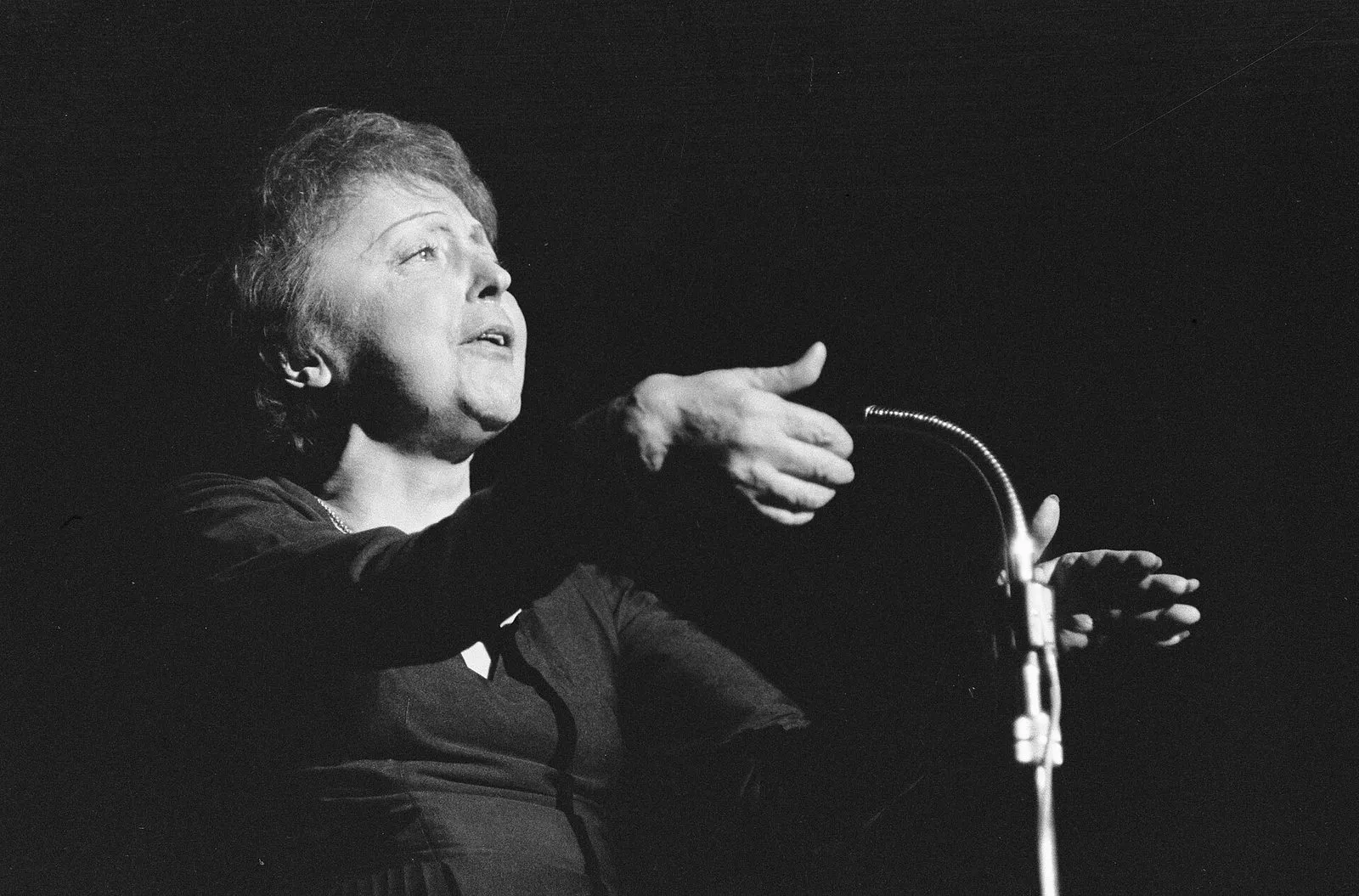 Edith Piaf podczas koncertu w Holandii
