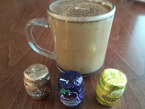Kawa z mlekiem podana w szklance