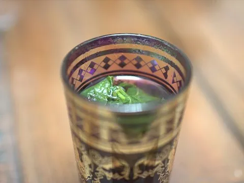 Maroko | Aromatyczna herbata w tradycyjnej marokańskiej szklance
