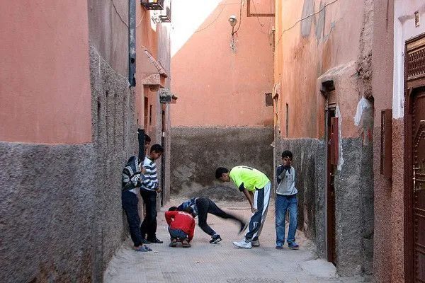 Maroko | Zabawy marokańskich chłopców, Marrakesz