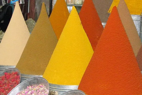 Maroko | Góry (i to dosłownie) przypraw na bazarze w Marrakeszu