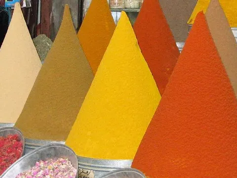 Maroko | Góry (i to dosłownie) przypraw na bazarze w Marrakeszu