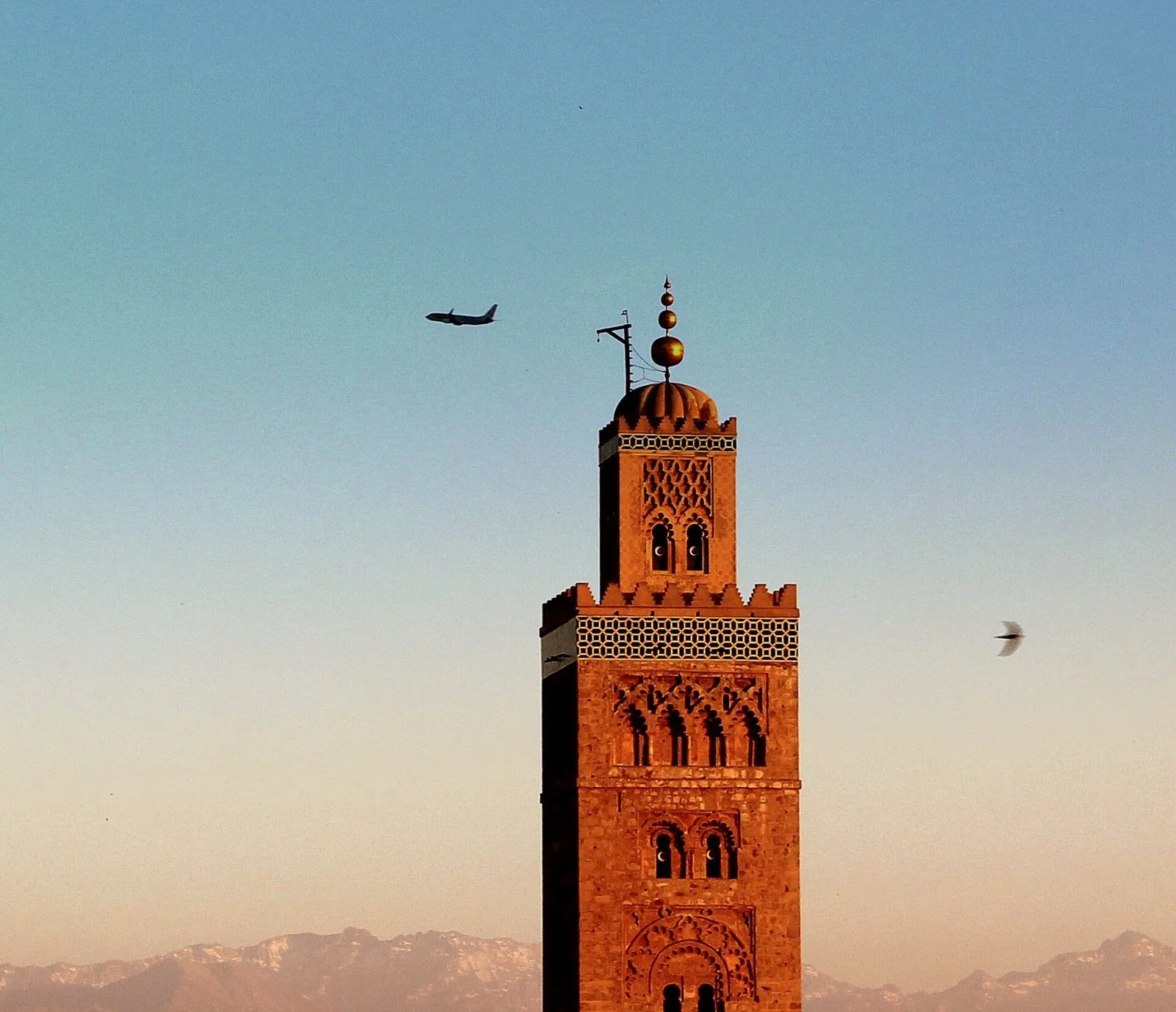 Maroko | Minaret Kutubijji na tle nieba w Marrakeszu