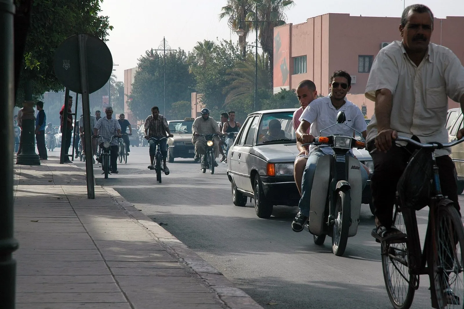 Maroko | Motorowery i rowery w ruchu ulicznym w Marrakeszu