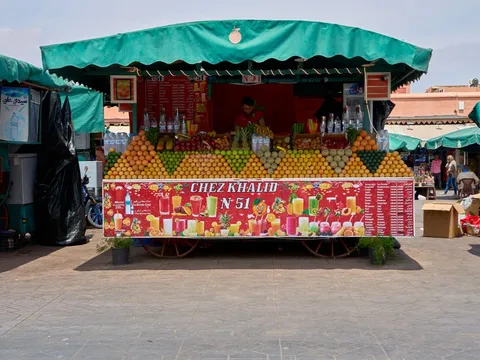 Kolorowy stragan z owocami i świeżymi sokami w Marrakeszu