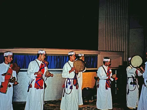 Maroko | Muzycy z bębenkami podczas pokazu tradycyjnej muzyki