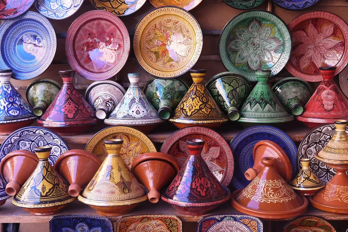 Maroko | Ceramiczne tadżiny w sklepie z ceramiką